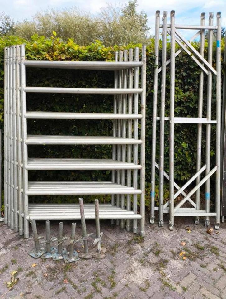 Altrex steiger. Brede uitvoering. Prijs is vast., Doe-het-zelf en Verbouw, Steigers, Zo goed als nieuw, Rolsteiger of Kamersteiger