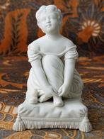 Prachtig antiek Engels beeldje van een Victoriaans meisje.