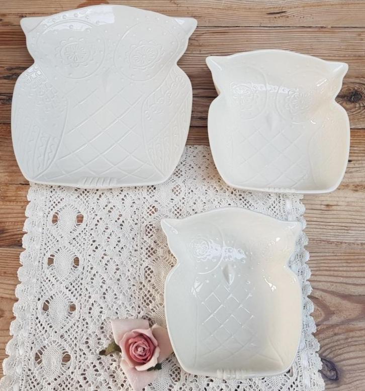 Set creme aardewerk uilen schalen, Vroom & Dreesman, V&D, Huis en Inrichting, Keuken | Servies, Zo goed als nieuw, Schaal of Schalen