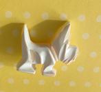 Vintage wit kunststof broche van een Whiskey hondje., Ophalen of Verzenden, Gebruikt, Wit, Overige materialen