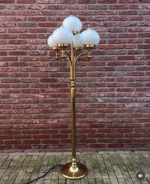 Exclusieve italiaanse vintage messing vloerlamp Melkglas bol, Huis en Inrichting, Lampen | Vloerlampen, Zo goed als nieuw, Ophalen