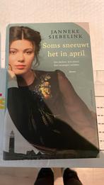 Janneke Siebelink - Soms sneeuwt het in april, Ophalen of Verzenden, Zo goed als nieuw, Nederland, Janneke Siebelink
