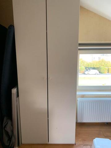 2 x dezelfde witte Svedex kledingkasten beschikbaar voor biedingen