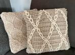2 sierkussens, naturel tinten., Huis en Inrichting, Woonaccessoires | Kussens, Ophalen of Verzenden, Zo goed als nieuw, Beige