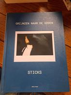 Sticks - Grijnzen naar de Goden, Boeken, Ophalen of Verzenden, Sticks, Zo goed als nieuw