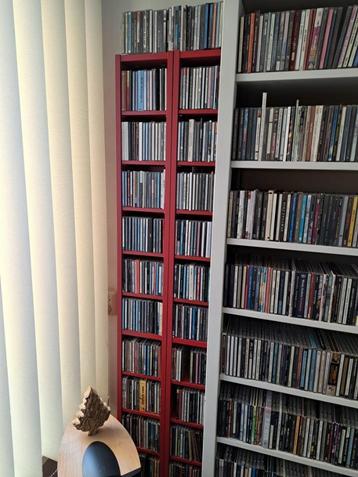 2 witte Lundia wandkasten & 2 IKEA CD kasten (wit en rood)  beschikbaar voor biedingen