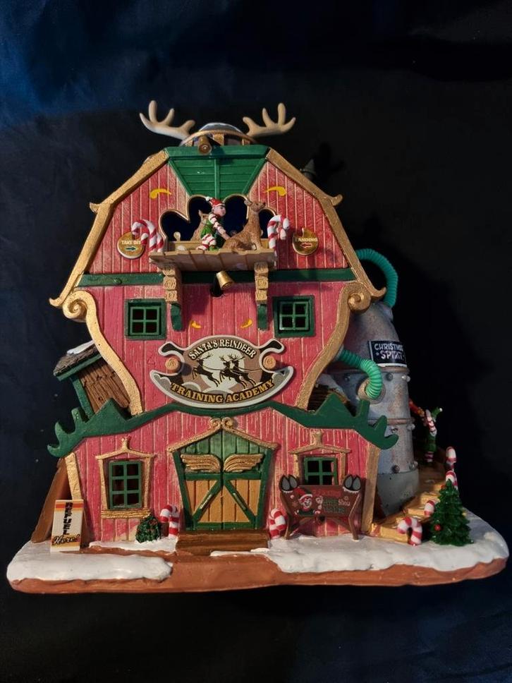 Lemax  santa's reindeer training academy, Hobby en Vrije tijd, Overige Hobby en Vrije tijd, Ophalen of Verzenden