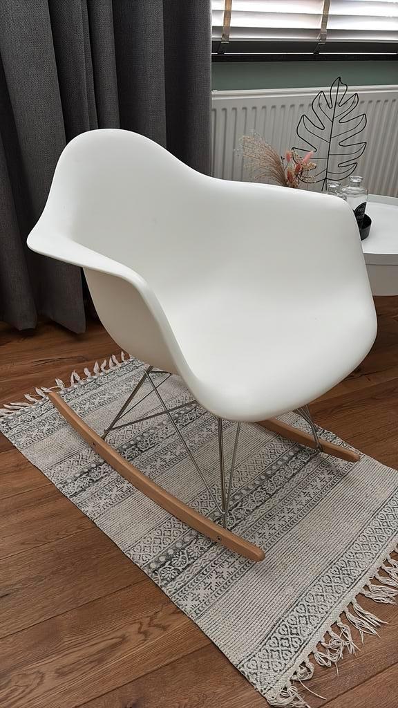 Schommelstoel modern (2 stuks in verkoop), Huis en Inrichting, Fauteuils, Zo goed als nieuw, 50 tot 75 cm, Minder dan 75 cm, Ophalen of Verzenden