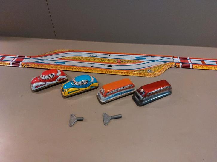 Vintage blikken racebaan met opwindbare auto’s – Hongarije, Antiek en Kunst, Antiek | Speelgoed, Ophalen of Verzenden