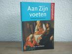 Drs. R. van Kooten - Aan Zijn voeten, Boeken, Gelezen, Christendom | Protestants, Ophalen of Verzenden