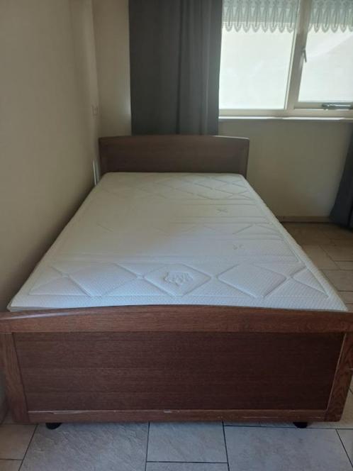 Bed met Auping elektrisch verstelbare bodem, Huis en Inrichting, Slaapkamer | Bedden, Gebruikt, Twijfelaar, 120 cm, 200 cm, Hout