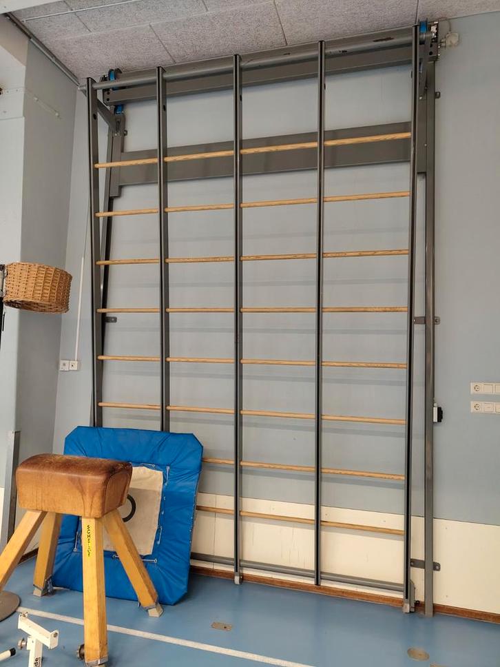 Gymzaalattributen:  klimrekken, klimtouwen, rails, basketbal, Sport en Fitness, Basketbal, Ophalen