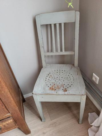 Brocante grijze houten stoel beschikbaar voor biedingen