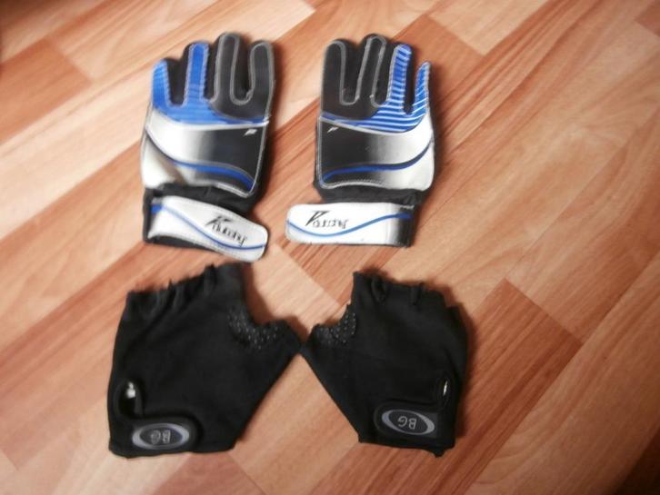 Voetbalkleding keeper handschoenen bg dutchy voor kinderen, Sport en Fitness, Voetbal, Gebruikt, Handschoenen, Maat XS of kleiner