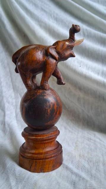 Art deco olifant op bal beschikbaar voor biedingen