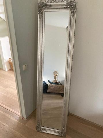 Mooie Staande Spiegel met Zilveren Frame beschikbaar voor biedingen