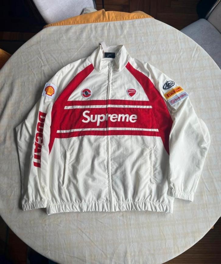 Supreme x Ducati Track Jacket Maat L - Nieuw!, Kleding | Heren, Jassen | Zomer, Nieuw, Maat 52/54 (L), Rood, Ophalen of Verzenden