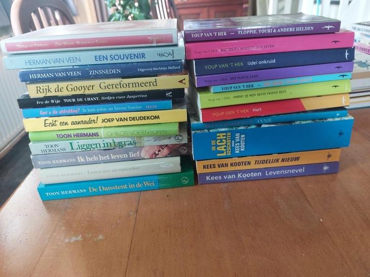 DIverse cabaretiers boeken colums e.d 23 stuks, Boeken, Literatuur, Gelezen, Nederland, Ophalen of Verzenden