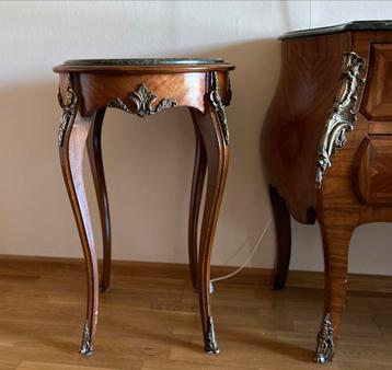 Wortelnoten fineer bijzzettafel met marmeren blad beschikbaar voor biedingen