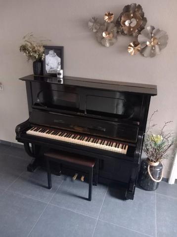 Mooie zwarte piano beschikbaar voor biedingen