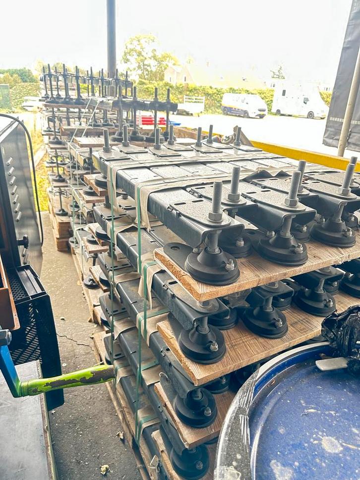 Partij Verstelbare Machinepoten met Frame, Doe-het-zelf en Verbouw, IJzerwaren en Bevestigingsmiddelen, Ophalen