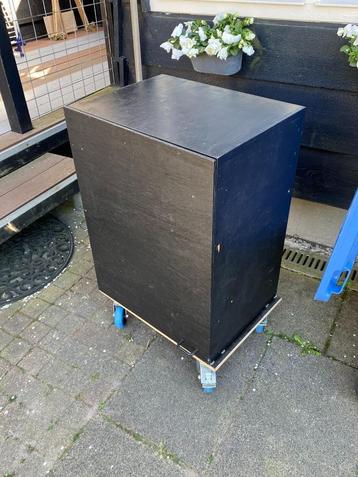 Houten gereedschapskast of verfopslag kast (zeer degelijk) beschikbaar voor biedingen