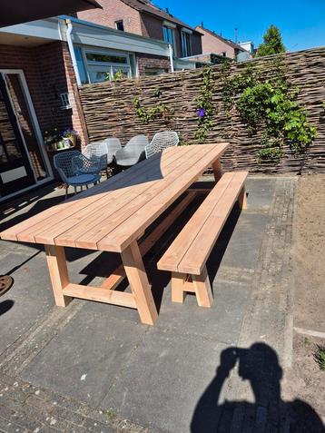 Degelijke douglas tuintafel met A poot  beschikbaar voor biedingen