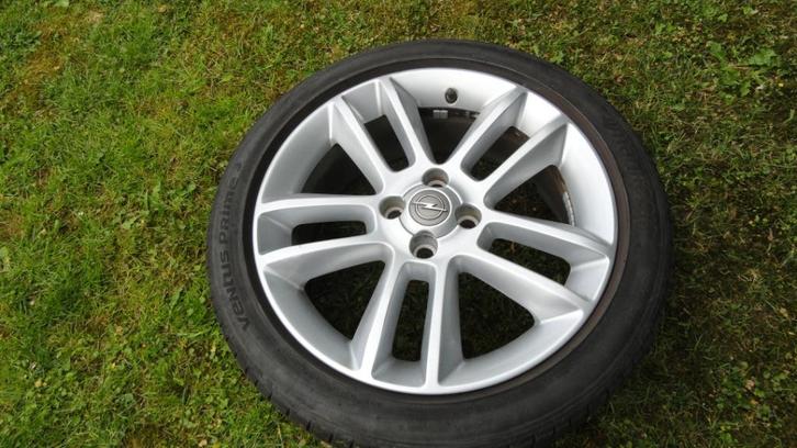 Opel Corsa D,E alu velgen origineel met zomerbanden 17 inch, Auto-onderdelen, Banden en Velgen, Banden en Velgen, Zomerbanden