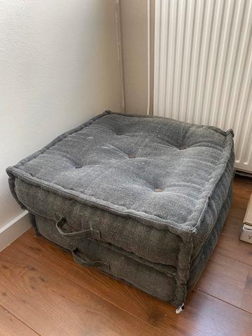 Twee matraskussens 60x60 van Loods 5 beschikbaar voor biedingen