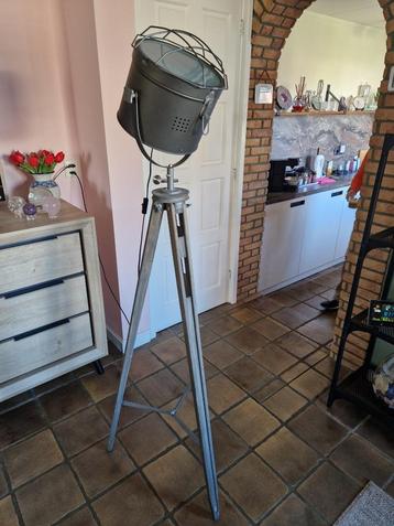 Brocante industriële staande vloerlamp, model studiolamp. beschikbaar voor biedingen