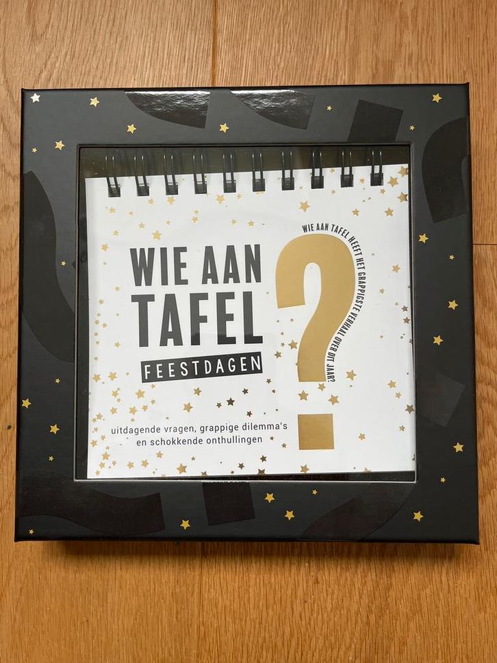 Spel Wie aan Tafel? Feestdagen - Vragenvuur, Hobby en Vrije tijd, Gezelschapsspellen | Bordspellen, Zo goed als nieuw, Vijf spelers of meer