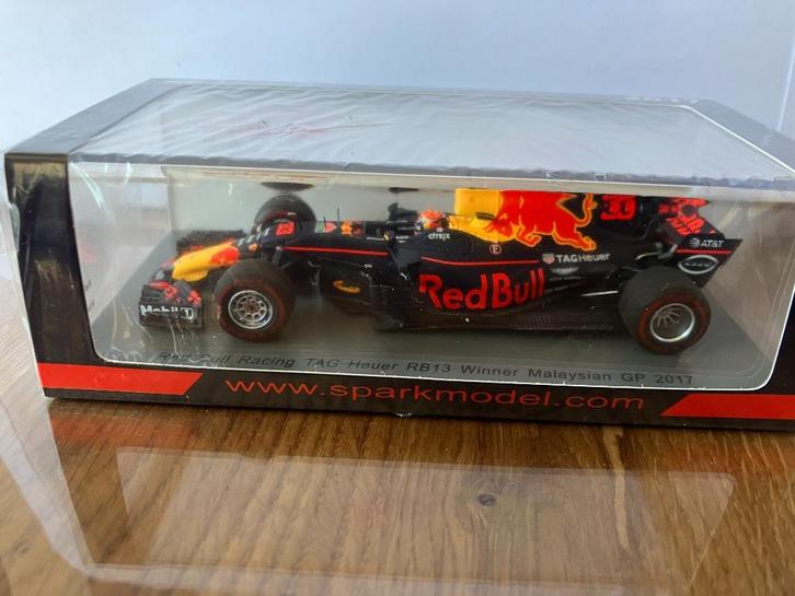 39794: Red Bull RB13 - Max Verstappen - Malysian GP 2017, Hobby en Vrije tijd, Modelauto's | 1:43, Nieuw, Auto, Overige merken