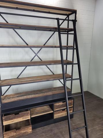 Boekenkast industrieel staal/teak 1,50 m breed 2,40 m hoog beschikbaar voor biedingen