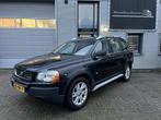 Volvo XC90 4.4 V8 Momentum nw apk, 7 persoons (bj 2006), Auto's, Gebruikt, 8 cilinders, 138 €/maand, Zwart