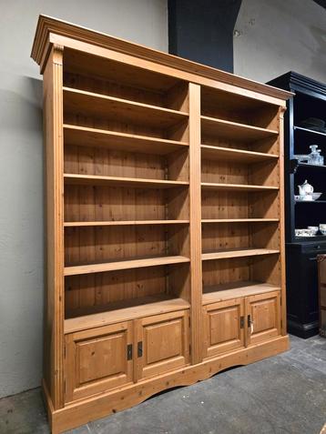 Mooie oud grenen buffetkast | boekenkast | servieskast  beschikbaar voor biedingen