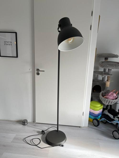 Staande lamp ikea HEKTAR donkergrijs, Huis en Inrichting, Lampen | Vloerlampen, Gebruikt, 150 tot 200 cm, Ophalen