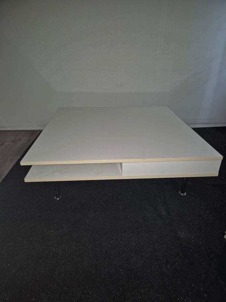 Gratis hoogglans witte IKEA tafel (Z.S.M. weg!), Huis en Inrichting, Tafels | Salontafels, Gebruikt, Minder dan 50 cm, 50 tot 100 cm