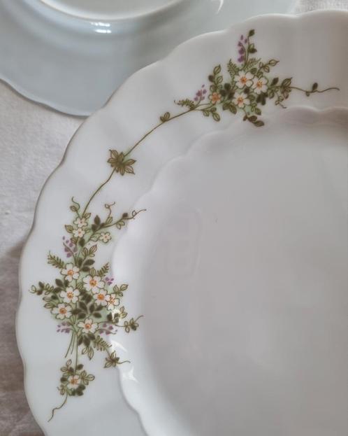 Eschenbach witte borden relief rand kleine witte bloemetjes, Antiek en Kunst, Antiek | Servies los, Ophalen of Verzenden
