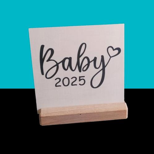 Geboorteaankondiging Hout met Stand -  Baby 2025, Huis en Inrichting, Woonaccessoires | Tekstborden en Spreuken, Zo goed als nieuw