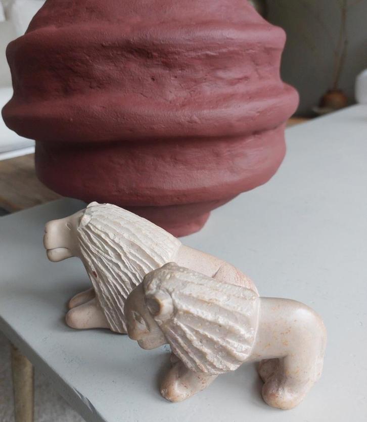 Vintage (spek)steen Leeuwen Beeldjes Kenia 1985, Antiek en Kunst, Kunst | Beelden en Houtsnijwerken, Ophalen of Verzenden