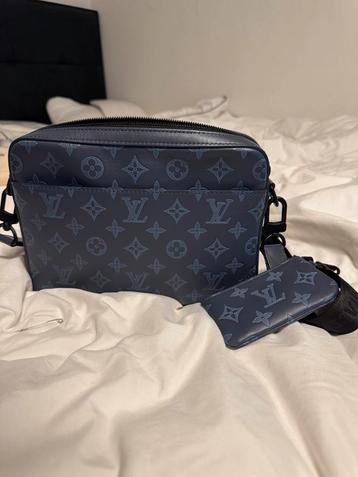 Louis Vuitton Duo Messenger Tas Blauw beschikbaar voor biedingen