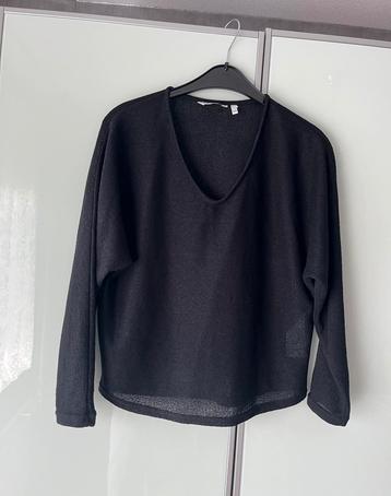 Koopje B.Young L zwart truitje V-hals trui shirt Als nieuw beschikbaar voor biedingen
