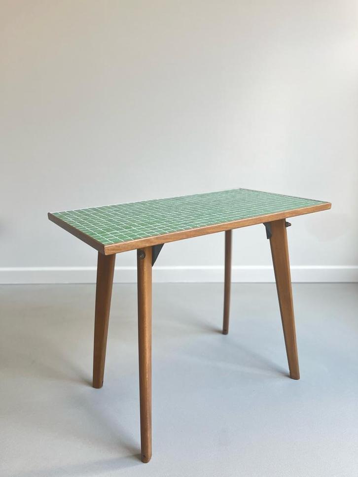 Vintage mid-century modern bijzettafel met mozaiek blad, Antiek en Kunst, Antiek | Meubels | Tafels, Ophalen