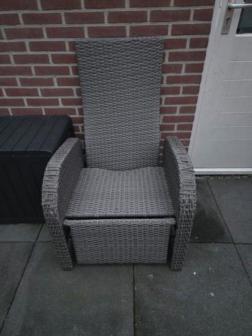 Verstelbare tuinstoel met dik kussen beschikbaar voor biedingen