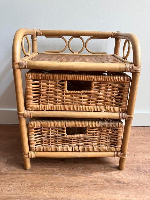 Vintage rotan / rieten ladekastje / nachtkastje met 2 lades, Huis en Inrichting, Kasten | Ladekasten, Gebruikt, Minder dan 100 cm