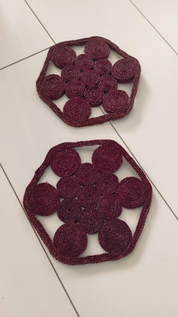 Vintage rieten onderzetters zeshoekig bordeauxrood 2x, Huis en Inrichting, Woonaccessoires | Onderzetters, Gebruikt, Pot of Pan