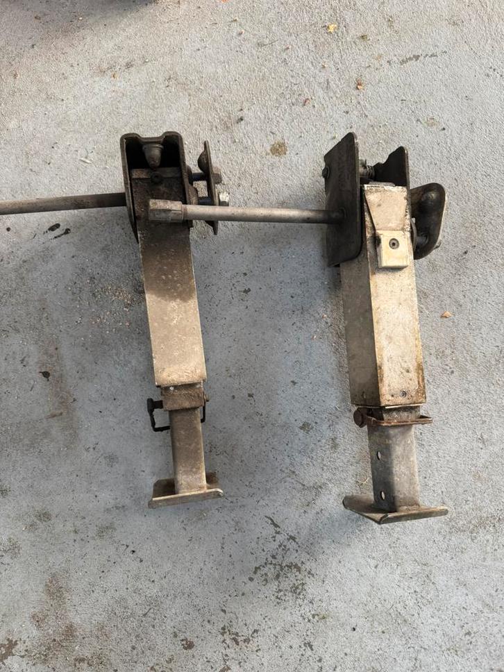 Te koop Alko steunen voor camper., Caravans en Kamperen, Camper-accessoires, Zo goed als nieuw, Ophalen of Verzenden