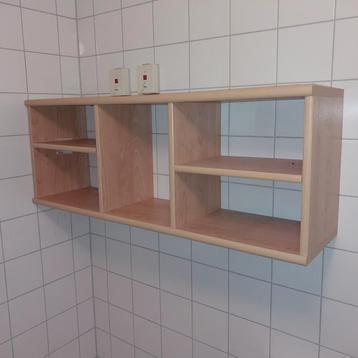 Grenenkleurig wandmeubel/kast

Lxdxh= 106cm x 26cm x 40cm.
 beschikbaar voor biedingen
