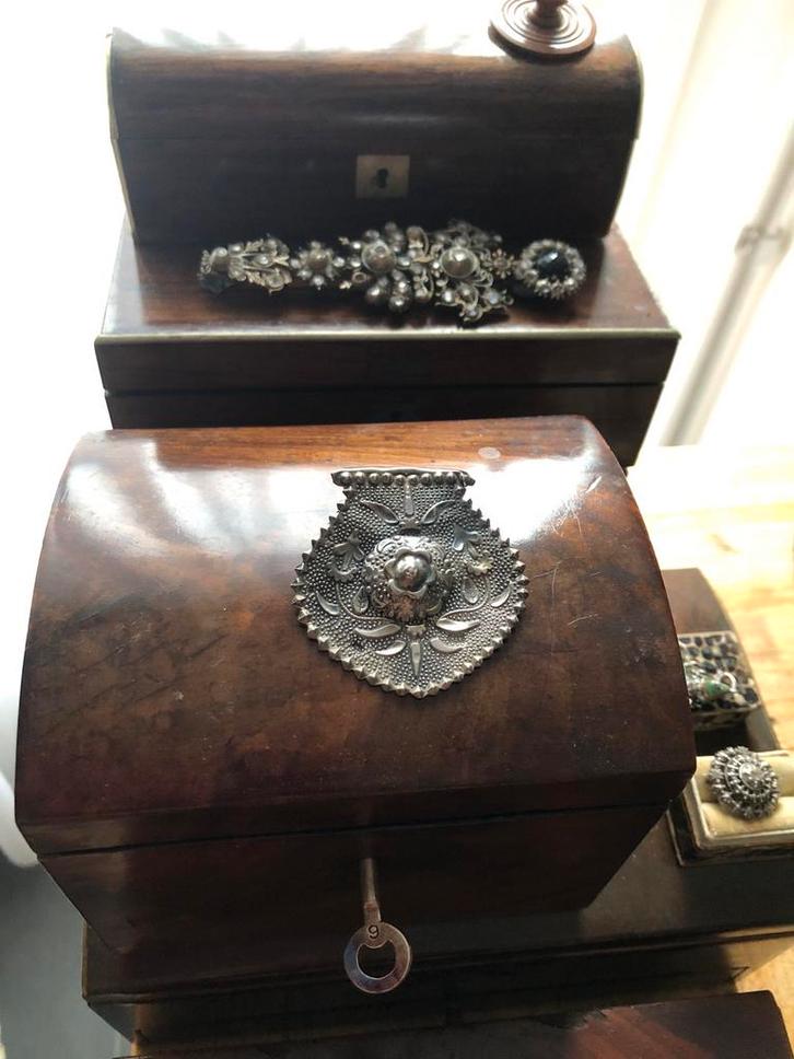 Antieke zilveren broche van Fries oorijzer stift, Antiek en Kunst, Antiek | Goud en Zilver, Zilver, Verzenden