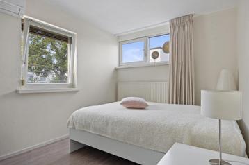 Tweepersoonsbed wit met lattenbodem 140 x 200 beschikbaar voor biedingen